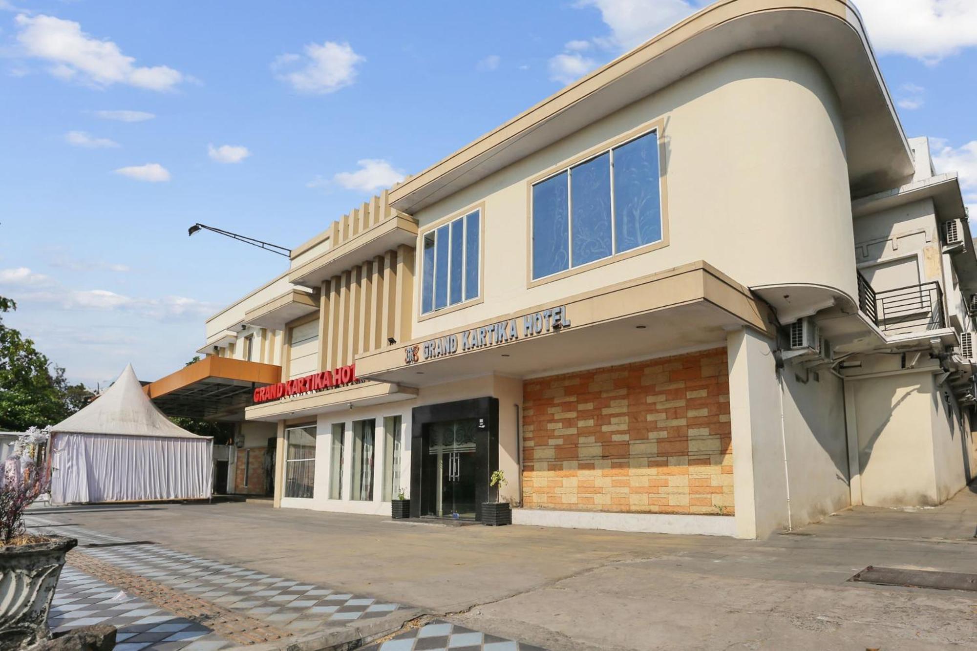 Collection O 93163 Hotel Grand Kartika Parepare Esterno foto